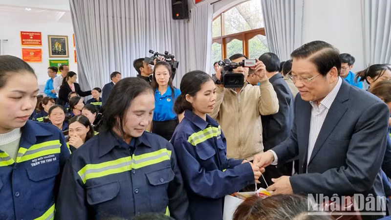 Товарищ Фан Динь Чак вручает подарки работникам АО по городским услугам Далата.