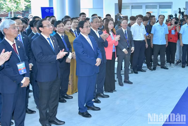 Премьер-министр Фам Минь Тьинь и делегаты заслушивают информацию о C4IR. Фото: Тхань Жанг