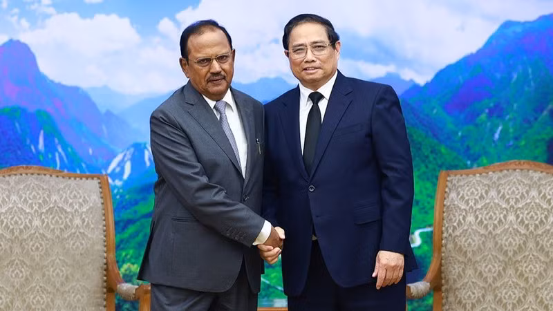 Премьер-министр Фам Минь Тьинь и Советник по национальной безопасности Индии Аджит Довал. Фото: Чан Хай