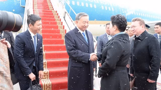 Министр иностранных дел Монголии приветствует Генерального секретаря ЦК КПВ, Президента То Лама. Фото: Вьет Кыонг