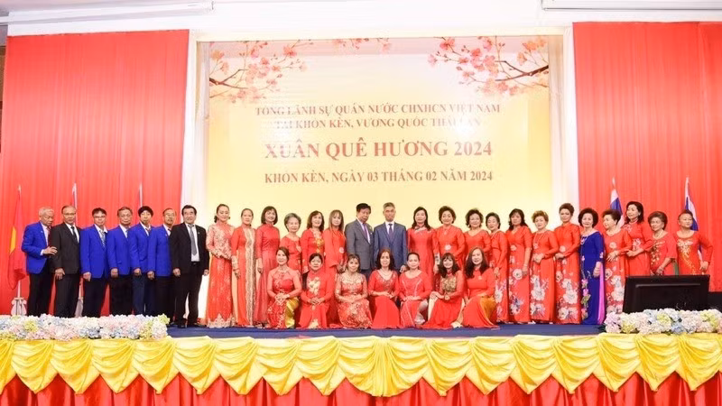 Присутствовавшие на программе фотографируются на память.