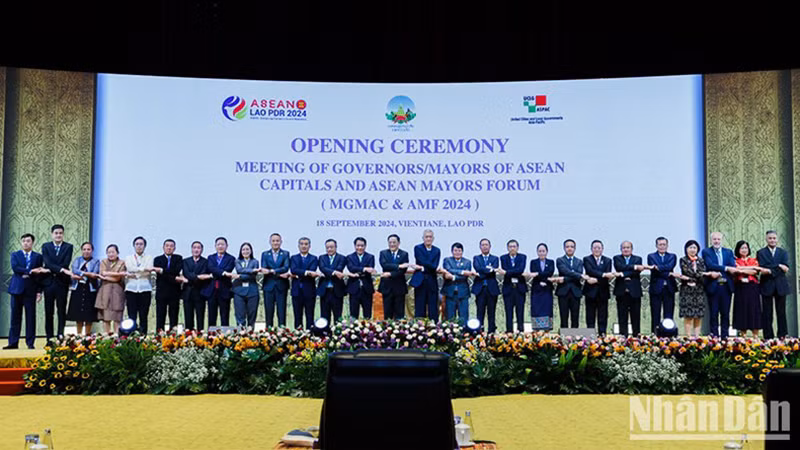 Участники фотографируются на память. Фото: Чинь Зунг