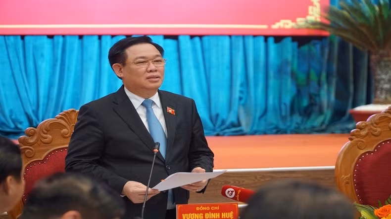 Председатель НС Выонг Динь Хюэ выступает с речью.