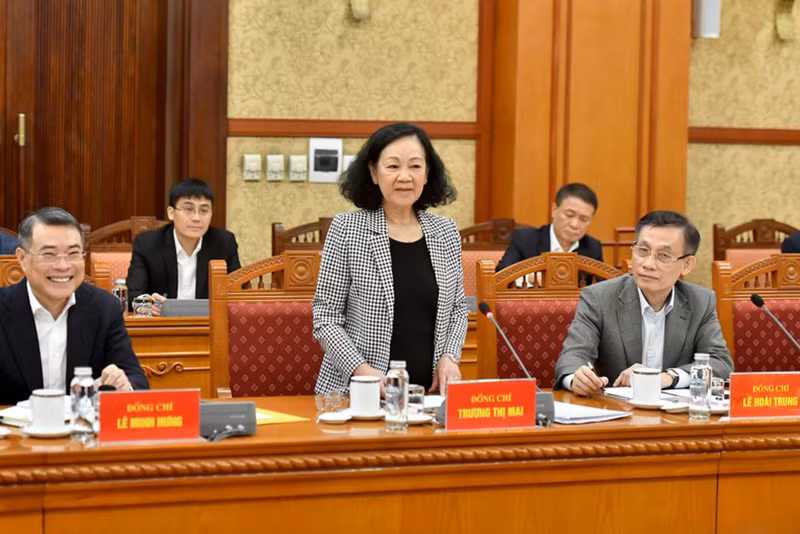 Товарищ Чыонг Тхи Май выступает с заключительной речью. Фото: Данг Кхоа