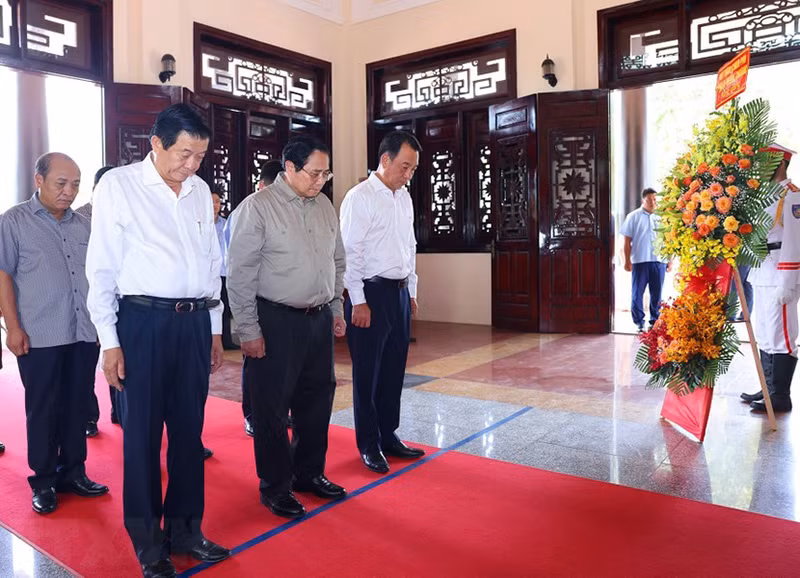 Премьер-министр Фам Минь Тьинь и делегация почитают память Председателя Совета министров Фам Хунга. Фото: ВИА