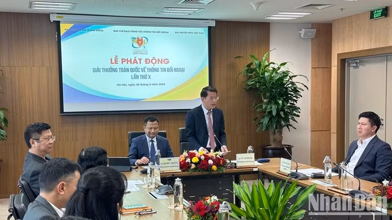 Товарищ Ву Тхань Май выступает на мероприятии.