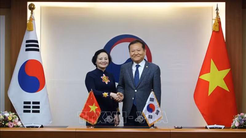 Министр внутренних дел Вьетнама Фам Тхи Тхань Ча и Министр внутренних дел и безопасности Южной Кореи Ли Сан Мин. Фото: ВИА