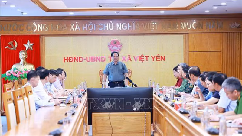 Премьер-министр Фам Минь Тьинь на рабочей встрече с руководителями провинции Бакжанг. Фото: ВИА