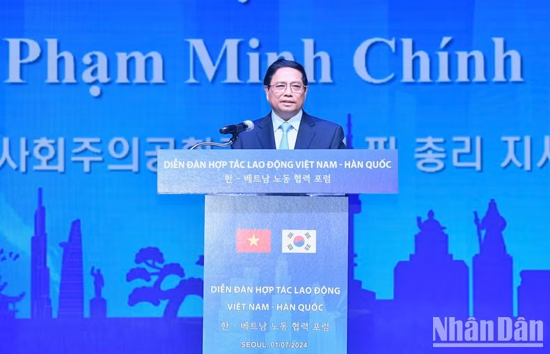 Премьер-министр Фам Минь Тьинь выступает с речью. Фото: Тхань Жанг