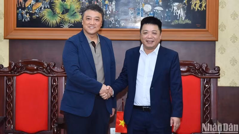 Товарищ Кюэ Динь Нгуен (справа) и товарищ Чжао Юэ. Фото: Тхюи Нгуен