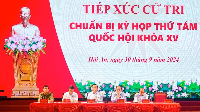 Товарищ Чан Лыу Куанг и делегация депутатов НС от Хайфона на встрече с избирателями.