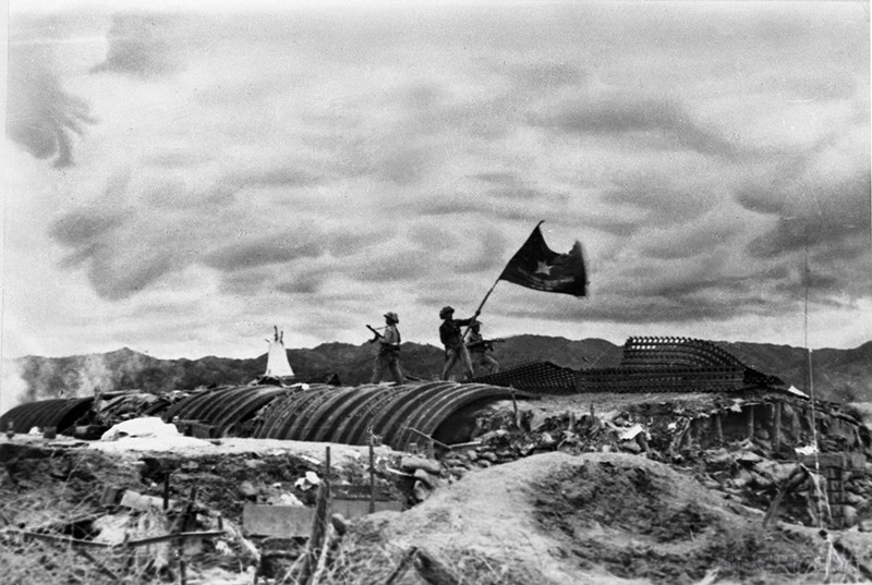 7 мая 1954 года весь укрепленный лагерь противника в Дьенбьенфу был уничтожен нашими войсками. Флаг «С решимостью сражаться, с решимостью одержать победу» развевается над командным блиндажом генерала де Кастри. Фото: ВИА