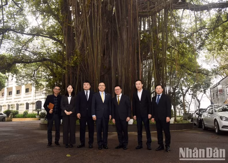 Делегаты фотографируются на память. Фото: Чан Хай Делегаты фотографируются на память. Фото: Чан Хай