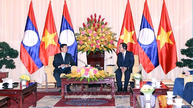 Товарищ Нгуен Ван Нэн на встрече с Генеральным секретарем ЦК НРПЛ, Президентом Лаоса Тхонглуном Сисулитом.