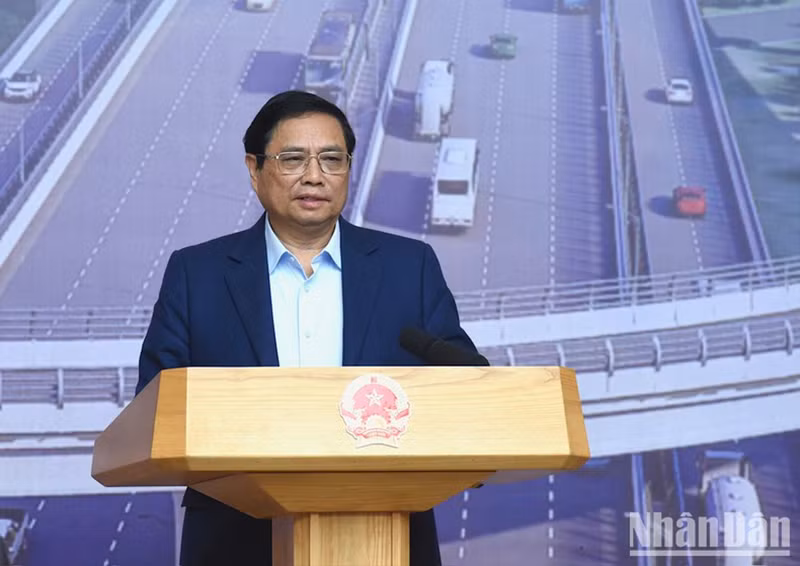 Премьер-министр Фам Минь Тьинь выступает с руководящей речью.
