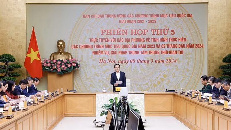 Вице-премьер Чан Лыу Куанг выступает на заседании. Фото: ВИА