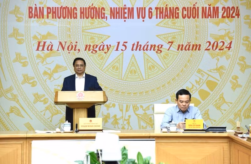 Премьер-министр Фам Минь Тьинь выступает на заседании. Фото: Чан Хай