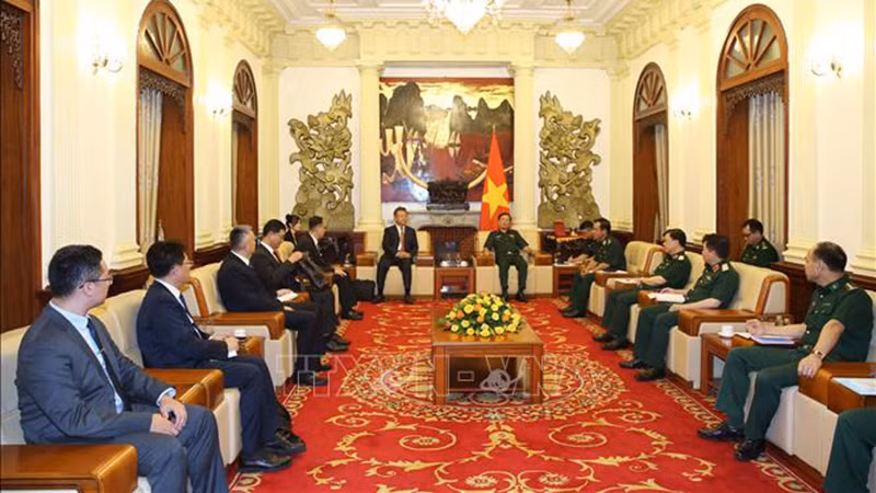 Генерал-полковник Хоанг Суан Тьиен принимает делегацию Государственного управления по делам миграции Китая. Фото: ВИА