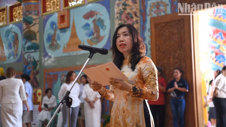 Заместитель министра Ле Тхи Тху Ханг выступает в пагоде Кханьтхо. Фото: Динь Чыонг