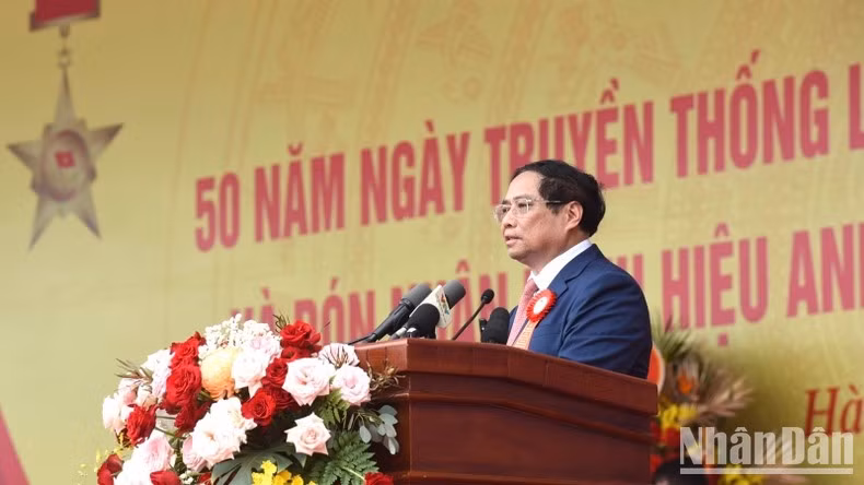 Премьер-министр Фам Минь Тьинь выступает с речью. Фото: Чан Хай