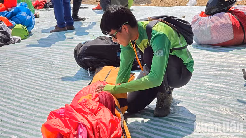 Спортсмены упаковывают парашюты.