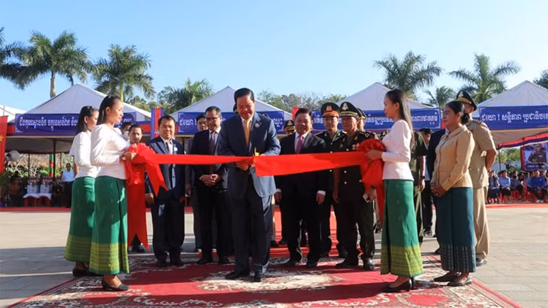 Разрезание ленты в знак открытия здания. Фото: Нгуен Хиеп