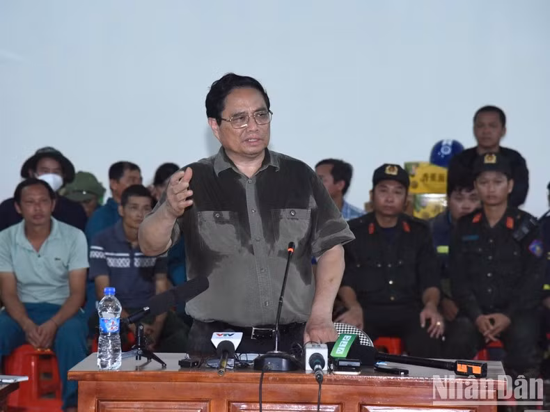 Премьер-министр Фам Минь Тьинь выступает с речью. Фото: Чан Хай