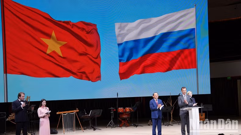 Первый зампредседателя СФ Андрей Яцкин, Министр культуры, спорта и туризма Нгуен Ван Хунг, Министр культуры Ольга Любимова на церемонии открытия. Первый зампредседателя СФ Андрей Яцкин, Министр культуры, спорта и туризма Нгуен Ван Хунг, Министр культуры Ольга Любимова на церемонии открытия.