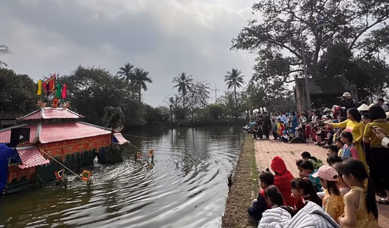 Туристы наслаждаются выступлением кукол на воде. Фото: ВИА