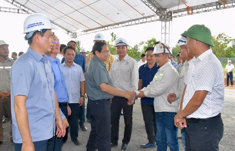 Премьер-министр Фам Минь Тьинь беседует с кадровыми работниками и рабочими.