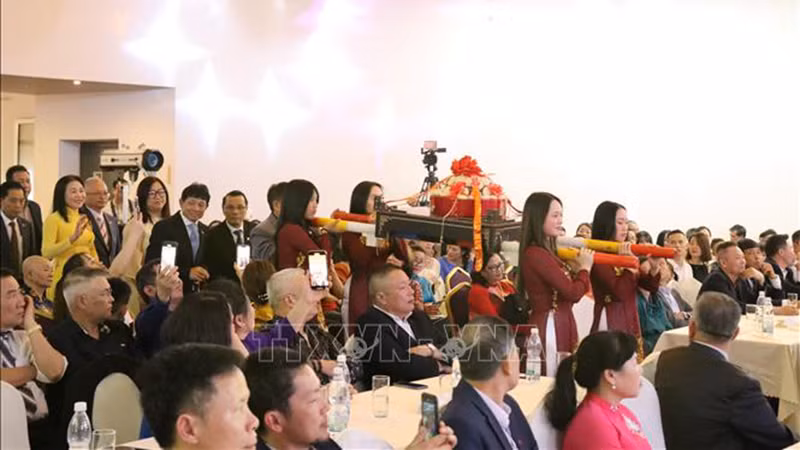 Церемония подношения в знак благодарности королям Хунгам. Фото: ВИА