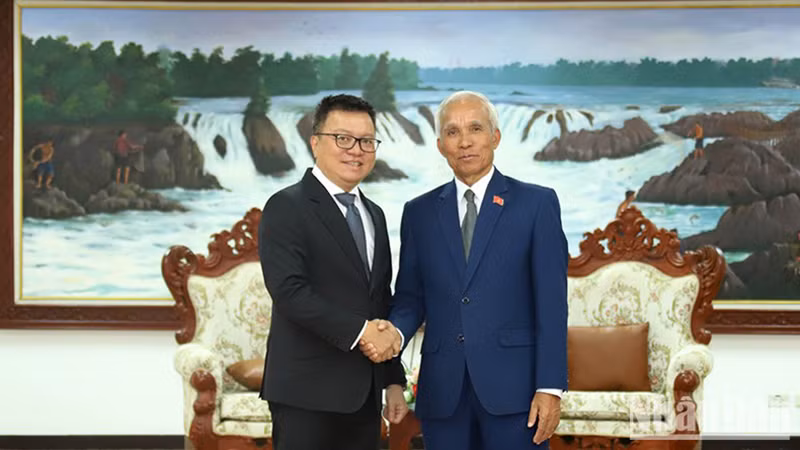 Товарищ Кхампхан Пхеуявонг принимает товарища Ле Куок Миня и делегацию. Фото: Хай Тиен