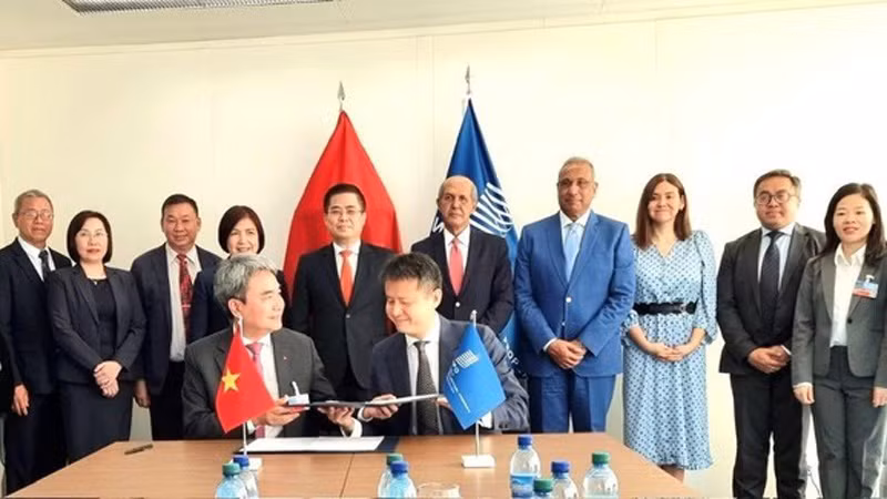 Церемония подписания соглашения о сотрудничестве между ВОИС и Управлением интеллектуальной собственности Вьетнама.