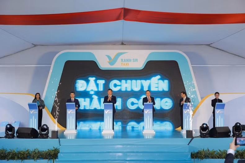 Нажатие кнопок в знак открытия компании.