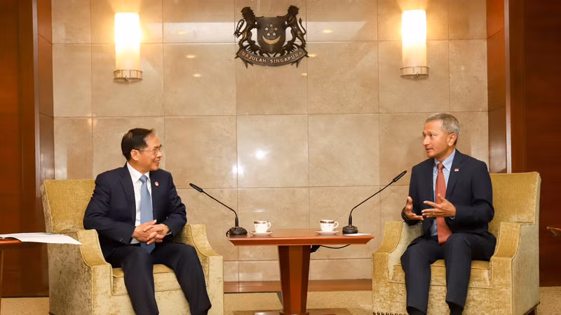 Министр Буй Тхань Шон на переговорах с Министром иностранных дел Сингапура Вивианом Балакришнаном. Фото: МИД Вьетнама