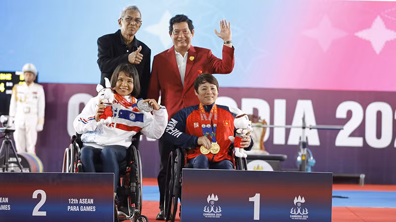 Тует Лоан (справа) выиграла 2 золотые медали в толкании ядра и побила рекорд. Фото: Тхай Зыонг