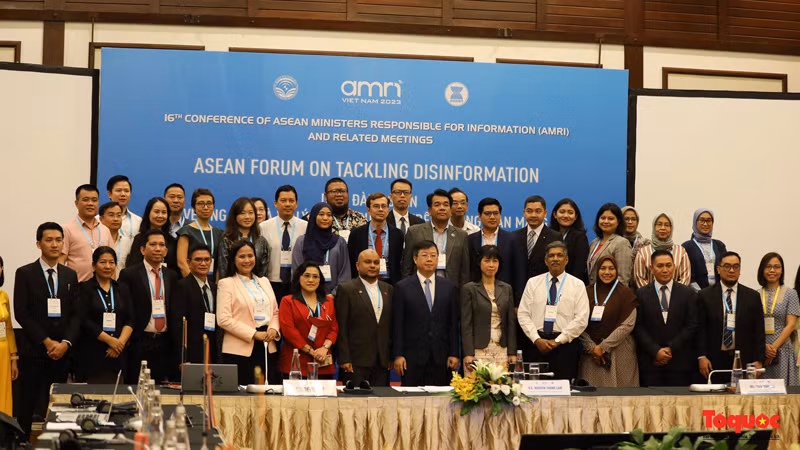 Участники Форума фотографируются на память. Фото: toquoc.vn