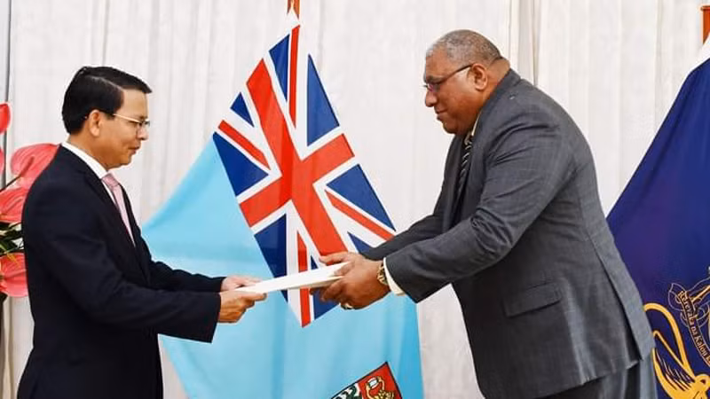 Посол Вьетнама Нгуен Ван Чунг (слева) вручает верительные грамоты Президенту Фиджи. Фото: baoquocte.vn