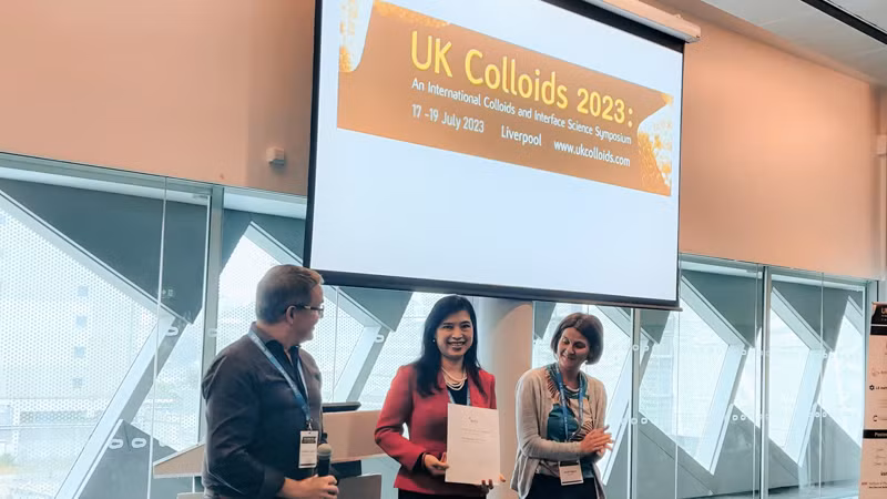 Профессор Нгуен Тхи Ким Тхань (в центре) получает премию Томаса Грэма 2023 года. Фото: ВИА