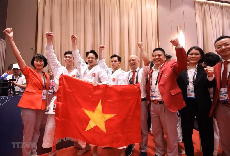 Спортсмены Ле Хонг Фук, Фам Мин Дык и Жанг Вьет Ань блестяще завоевали золотую медаль в мужском командном ката. Фото: ВИА