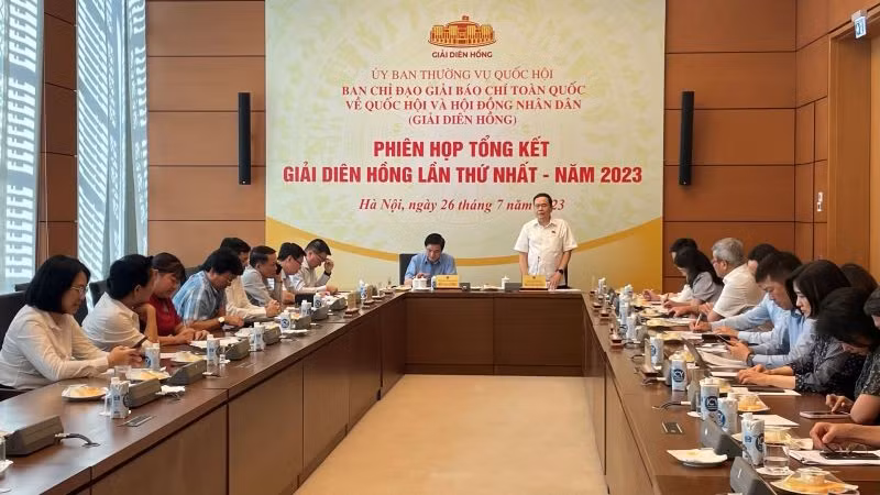 Постоянный заместитель председателя НС Чан Тхань Ман выступает на заседании.