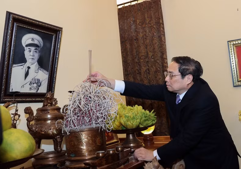 Премьер-министр Фам Минь Тьинь воскуряет благовония в память о генерале армии Во Нгуен Зяпе.