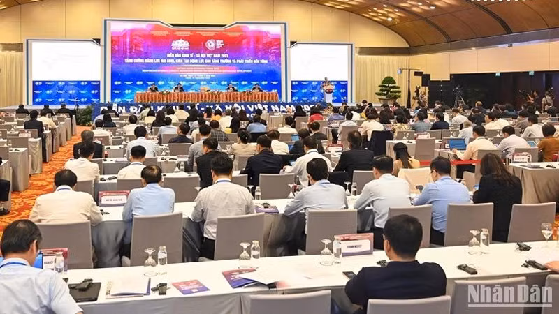 Общий вид пленарного заседания во второй половине дня 19 сентября. Фото: Зюи Линь