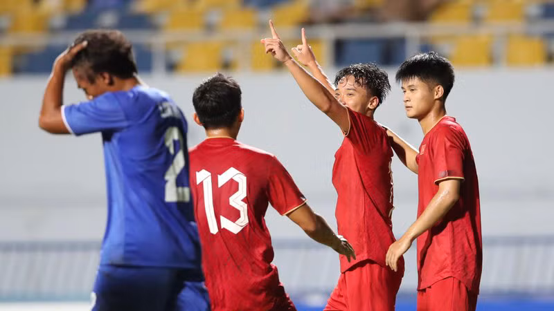Игроки сборной Вьетнама празднуют гол Хыу Туана. Фото: WS