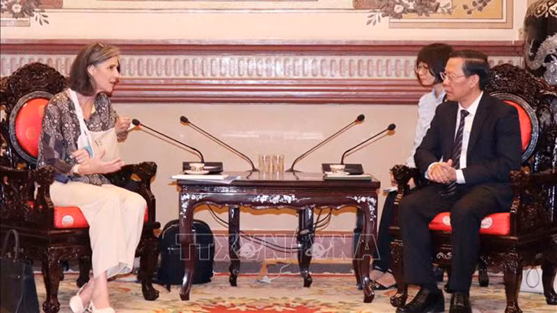 Председатель Народного комитета г. Хошимина Фан Ван Май (справа) и Глава представительства ПРООН во Вьетнаме Рамла Халиди. Фото: ВИА