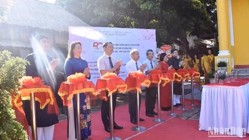 Разрезание ленты в знак открытия выставки.