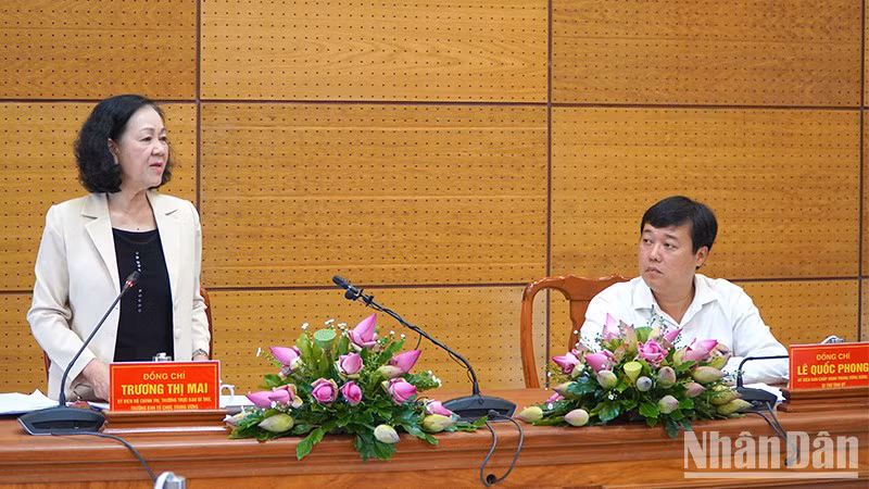 Товарищ Чыонг Тхи Май (слева) выступает на рабочей встрече.