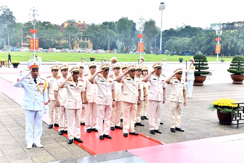 Делегация Центрального парткома Сил общественной безопасности и Министерства общественной безопасности почитает память Президента Хо Ши Мина.