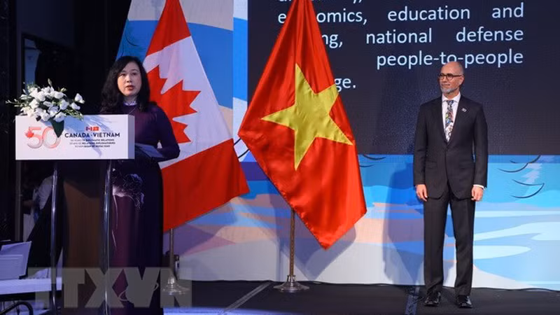 Министр здравоохранения Дао Хонг Лан (слева) от имени Правительства Вьетнама выступает на мероприятии. Фото: ВИА