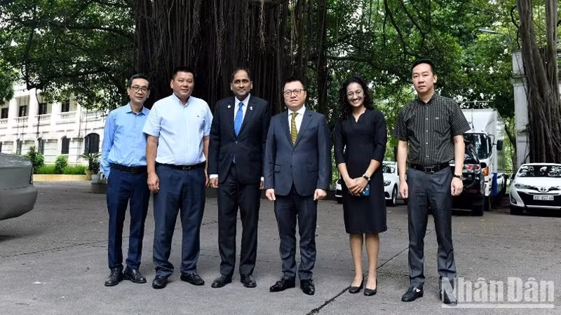 Главный редактор Ле Куок Минь, Посол Джая Ратнам, представители газеты «Нянзан» и Посольства Сингапура в головном офисе газеты «Нянзан». Фото: Данг Кхоа